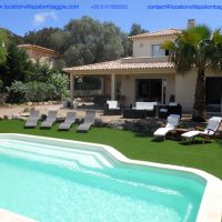 Location d’une villa avec piscine classée 4 étoiles pour huit personnes à Palombaggia en Corse du sud.