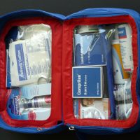 Vacances en famille : les indispensables à mettre dans sa trousse à pharmacie